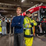 Azubis stehen vor Straßenbahn