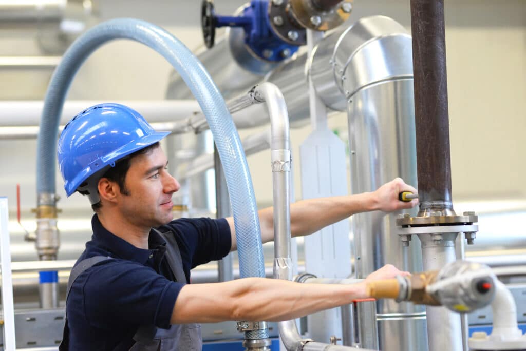 Mechaniker arbeitet an Anlage