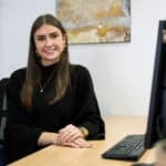 Frau sitzt vor einem Computer