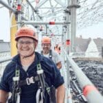 Mitarbeiter auf Gerüst