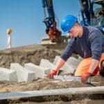 Mann arbeitet mit Wasserwaage auf Baustelle