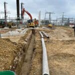Baustelle mit Graben und Bauarbeiter