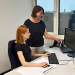 Frauen arbeiten zusammen am Computer