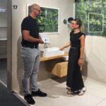 Mitarbeiterin berät Kunden