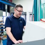 Mann arbeitet