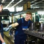 Industriemechaniker arbeiten zusammen